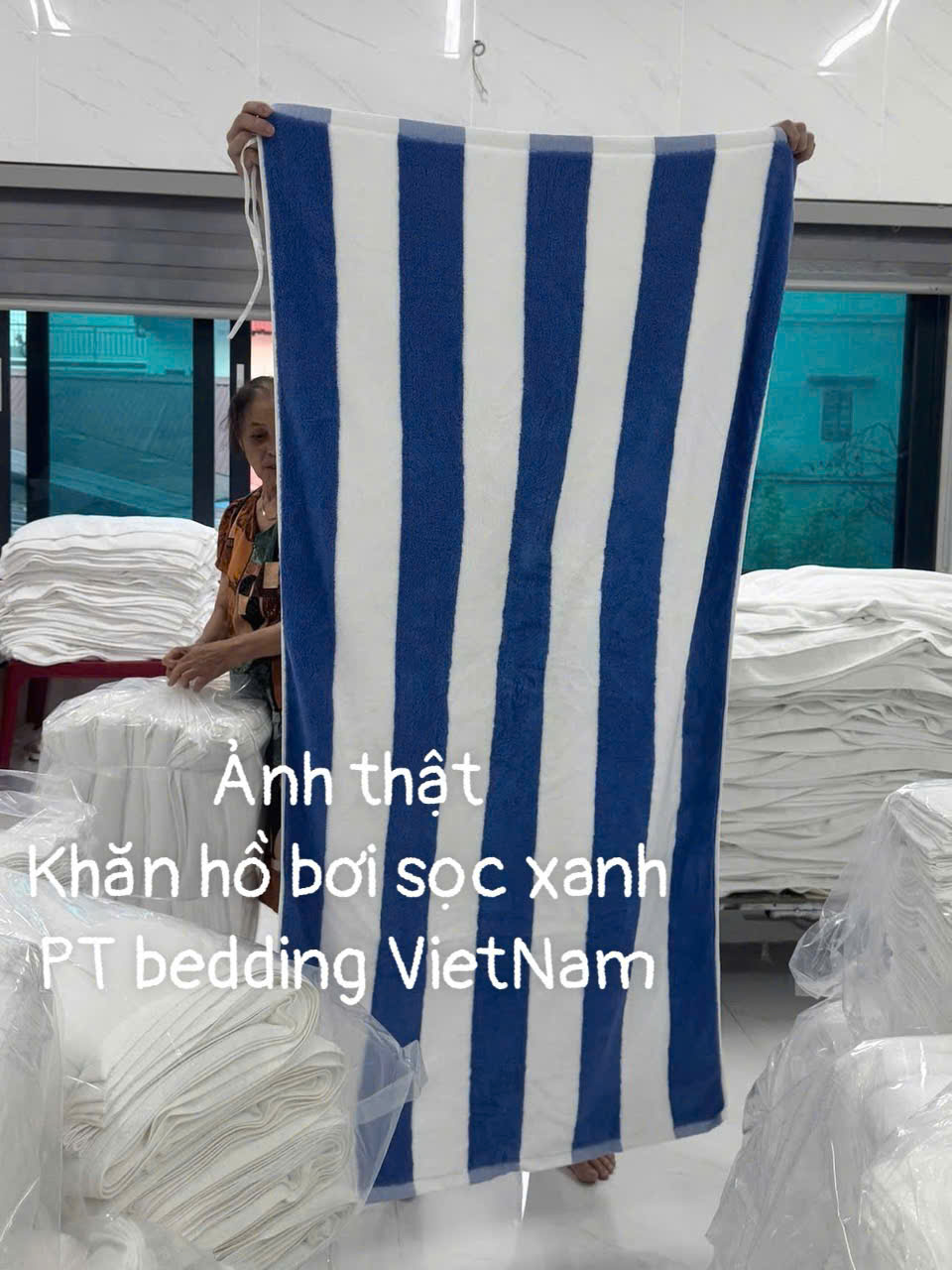 Khăn hồ bơi sọc xanh